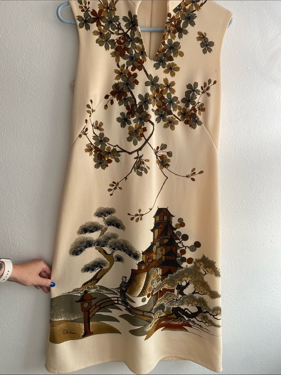 Vintage Dresses & Skirts - Vintage Cream Japanese Floral & Scenic V-Neck Shift Dress